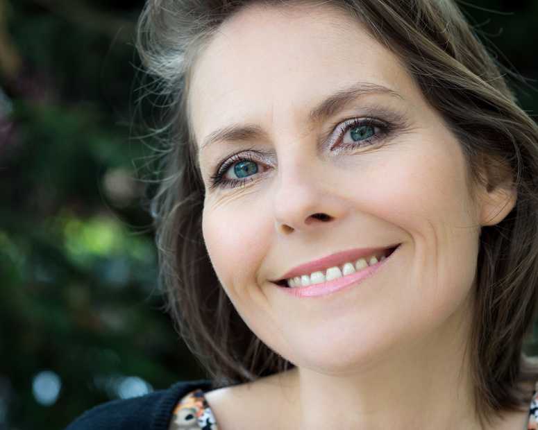 Mit dem Diamond Shield Zapper können Sie Ihre Gesundheit erhalten Hübsche Frau mittleren Alters lächelt - sie ist gesund