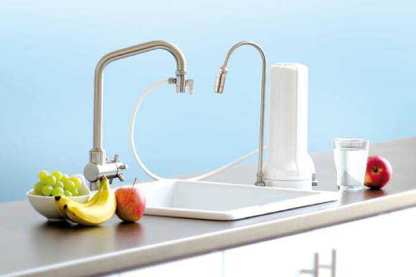 Der separate Auftisch Wasserfilter Easy helix hat einen eigenen Wasserhahn, aus dem das gefilterte und verwirbelte Wasser strömt Spülenbereich in der Küche mit separatem Auftischfilter, der einen eigenen Wasserhahn hat