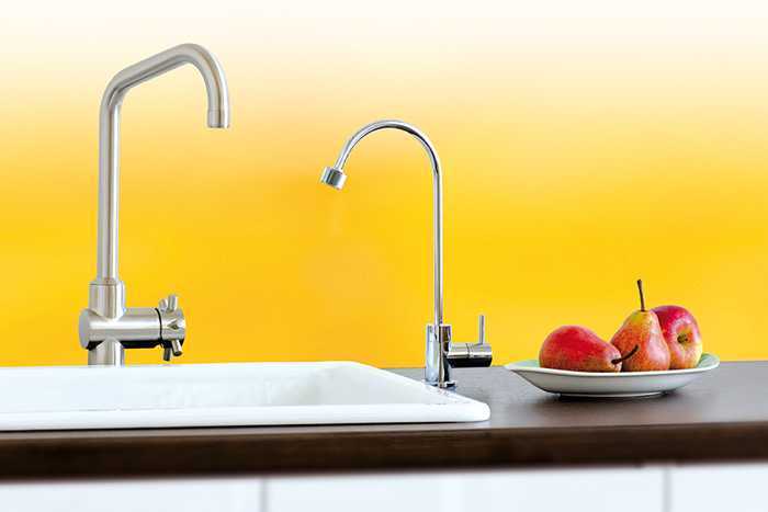 Der separate Wasserhahn Novara mit Untertisch-Filtersystem Smart Basic und Anschluss für Wasserwirbler Spülenbereich in der Küche mit zwei Wasserhähnen: einer für das Brauchwasser, der zweite für das gefilterte Wasser