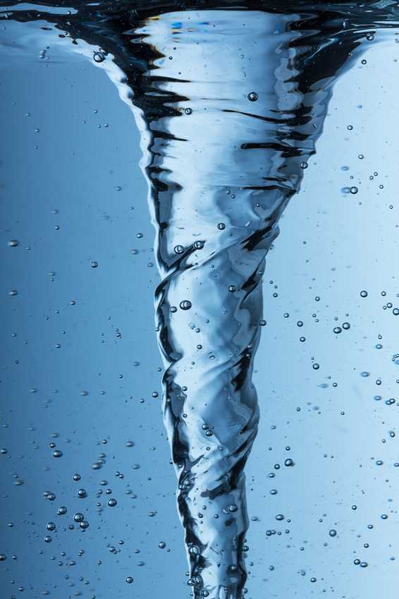 Ein Wasserwirbler gibt Ihrem Trinkwasser die natürliche Wirbelbewegung zurück Foto eines schönen blauen Wasserwirbels durch einen Wasserwirbler